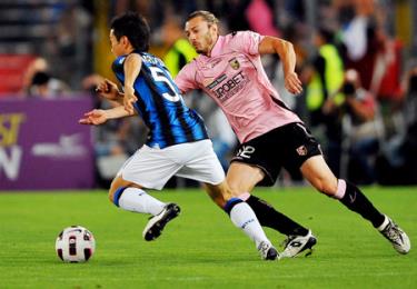 Tiền vệ Yuto Nagatomo (trái) của Inter Milan tranh bóng với hậu vệ của Palermo.