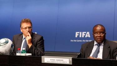 Ông Petrus Damaseb (phải) chủ trì cuộc điều trần ở FIFA.