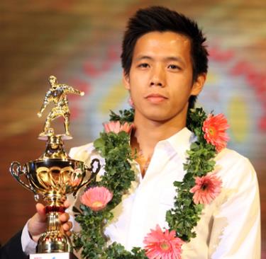 Với danh hiệu “Cầu thủ trẻ xuất sắc năm 2010”, Văn Quyết đã có mặt ở tuyển Việt Nam lẫn tuyển Olympic Việt Nam.