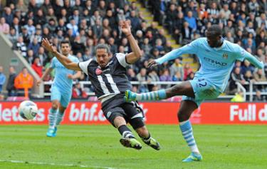 Yaya Toure (phải, Man.City) tung cú sút về phía cầu môn Newcastle.
 

