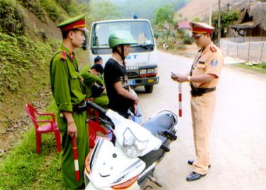 Công an huyện Văn Yên kiểm tra phương tiện giao thông trên địa bàn.
