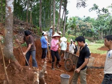 Người dân thôn Loong Xe, xã Vĩnh Lạc sôi nổi làm đường giao thông nông thôn.