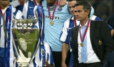 Mourinho với Cup Champions League đầu tiên khi đưa FC Porto lên đỉnh cao năm 2004.