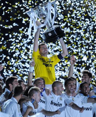 Đội trưởng Casillas và các cầu thủ Real ăn mừng chức vô địch (Ảnh: Getty Images).