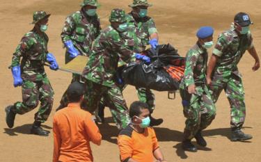 Lực lượng cứu hộ Indonesia phát hiện thêm nhiều thi thể nạn nhân gần những động cơ của máy bay Sukhoi Superjet 100 hôm 13/5. Ảnh: RIA Novosti