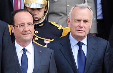 Tân Tổng thống Hollande (trái) và Thủ tướng Ayrault. 
