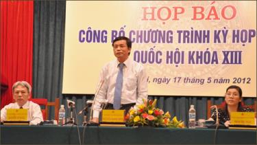 Chủ nhiệm Văn phòng Quốc hội Nguyễn Hạnh Phúc (giữa) trả lời báo chí tại buổi họp báo.