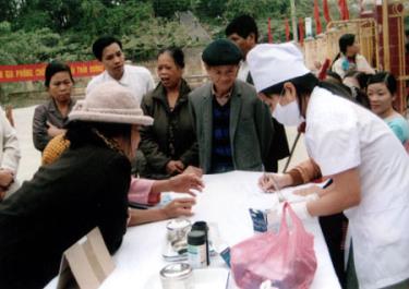 Bệnh viện nội tiết tỉnh tham gia khám, phát thuốc điều trị và tuyên truyền về bệnh đái tháo đường ở thị xã Nghĩa Lộ.
(Ảnh: Đào Minh)