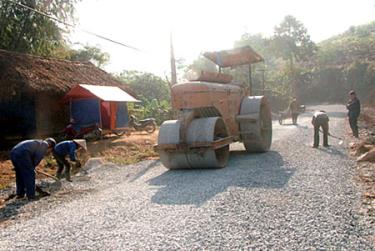 Giai đoạn 2011-2015, Yên Bái phấn đầu kiên cố hóa 400km đường giao thông liên xã, liên thôn và mở mới 500 km đường thôn bản.