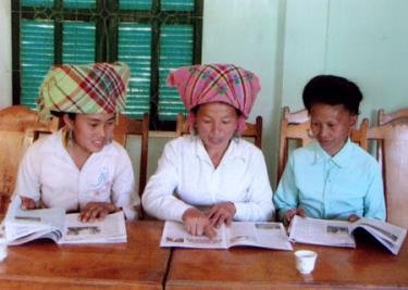 Chị Thào Thị Dở (giữa) trao đổi kinh nghiệm áp dụng khoa học kỹ thuật vào sản xuất với hội viên.