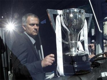 HLV Mourinho tiếp tục gắn bó với Real tới năm 2016.