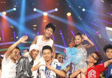 Đăng Quân - Bảo Ngọc chia sẻ niềm vui chiến thắng cùng các thí sinh Vietnam's Got Talent 2011.