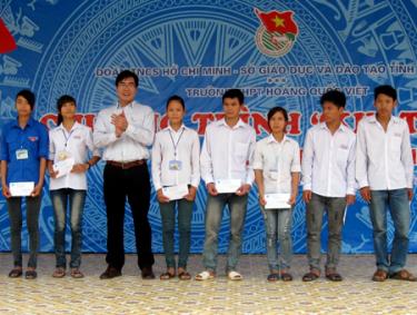 Đồng chí Nông Việt Yên - Bí thư Tỉnh đoàn trao phần thưởng cho những học sinh có thành tích cao trong năm học 2011 - 2012