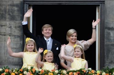 Nhà Vua Willem-Alexander cùng Hoàng hậu Maxima xuất hiện cùng các con trên ban công của Cung điện Hoàng gia.
