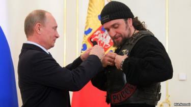 Tổng thống Putin (bên trái) luôn là vị chính khách được người dân Nga yêu mến nhất.
