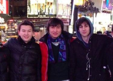 Azamat Tazhayakov và Dias Kadyrbayev chụp ảnh chung với Tsarnaev.