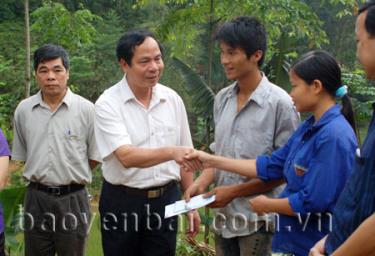 Lãnh đạo huyện Yên Bình tặng quà động viên gia đình người dân ở vùng đặc biệt khó khăn bị ảnh hưởng thiên tai.