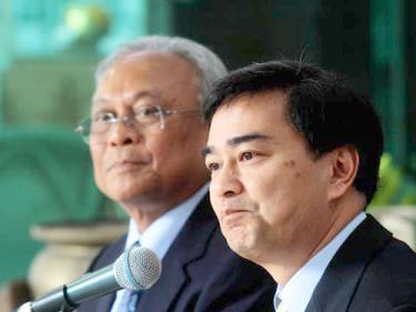 Cựu thủ tướng Thái Lan Abhisit Vejjajiva (phải) và cựu phó thủ tướng Suthep Thaugsuban.