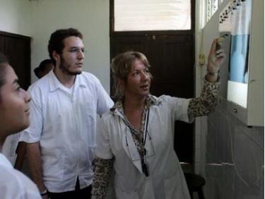 Một TS.BS Cuba đang hướng dẫn sinh viên tại Havana, Cuba.