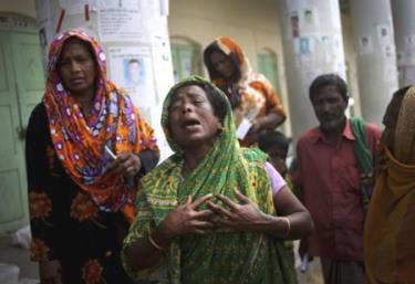 Nhiều người Bangladesh vẫn đang ngóng thi thể người thân. (Ảnh: Dân Trí)