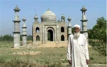 Cụ ông 77 tuổi Faizul Hasan Kadari bên bản sao của ngôi đền Taj Mahal ông xây để tưởng nhớ người vợ mất hồi năm 2011. 
