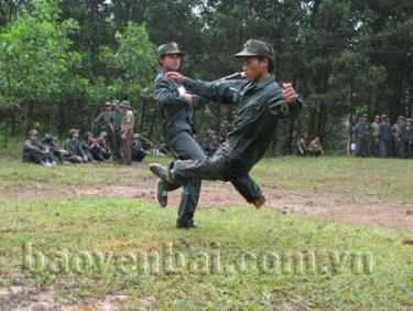 Lực lượng dân quân luyện tập võ chiến đấu.
