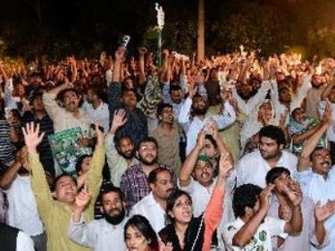 Những người ủng hộ ông Nawaz Sharif mừng chiến thắng tại thành phố Lahore.