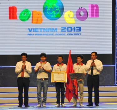 Lãnh đạo Đài THVN và TP. Đà Nẵng trao giải cho đội vô địch Robocon 2013.