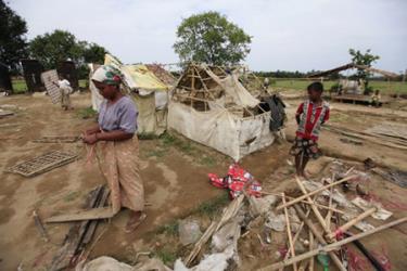 Người Hồi giáo Rohingya dỡ bỏ lều bạt tại khu tạm cư trước khi sơ tán.