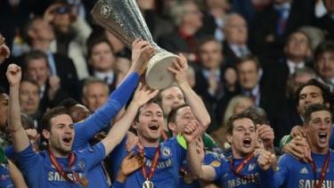 Chelsea hai lần nâng cúp châu Âu trong hai năm liên tiếp. 
