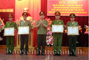 Đại tá Hoàng Văn Hoàn, Phó giám đốc Công an tỉnh trao Bằng khen của Bộ Công an cho các tập thể có thành tích xuất sắc 5 năm thực hiện cuộc vận động.