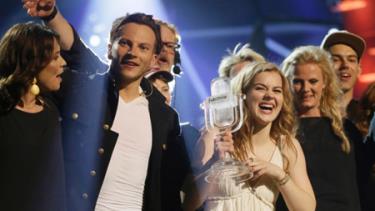 Cô gái 20 tuổi Emmeli de Forest (giữa) đã giành chiến thắng thuyết phục tại cuộc thi Eurovision 2013.
