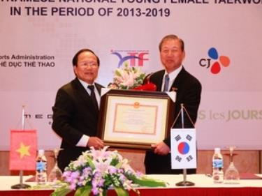 Bộ trưởng Hoàng Tuấn Anh và đại diện CJ trong lễ ký kết.