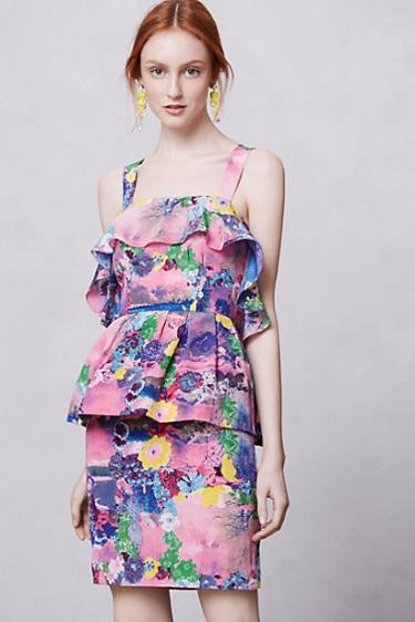 Váy peplum in hoa bèo nhún ngực và dáng váy hai dây bản to vô cùng quyến rũ này cũng rất thích hợp khi mặc đi làm. Màu sắc điệu đà nhưng vẫn rất thanh lịch. Kiểu dáng váy peplum quá phù hợp cho phong cách cống ở đúng không bạn?

