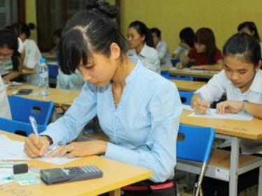 Các thí sinh tham dự đợt 2 Kỳ thi tuyển sinh đại học, cao đẳng năm 2012.