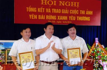 Ông Nguyễn Ngọc Chấn - Chủ tịch Hội liên hiệp văn học Nghệ thuật trao phần thưởng cho các tác giả đoạt giải B.

