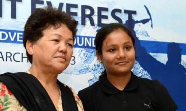 Arunima Sinha (phải) là nữ vận động viên tàn tật đầu tiên đặt chân lên đỉnh Everest.