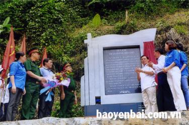 Các đại biểu bên Bia Di tích trận đánh đèo Din trong ngày lễ bàn giao công trình.
