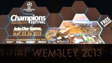 Người hâm mộ hâm nóng trận chung kết Champions League bằng các hoạt động bên lề như Champions Festival.