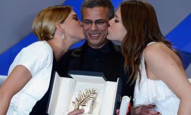 Đạo diễn Abdellatif Kechiche và hai diễn viên Lea Seydoux (trá) và Adele Exarchopoulos cùng nhau nhận giải Cành cọ vàng