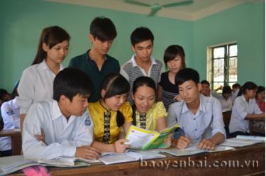 Học sinh Trường THPT Sơn Thịnh trao đổi kiến thức thi tốt nghiệp.