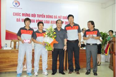 Thứ trưởng Lê Khánh Hải (đứng giữa) chúng mừng thành tích của ĐT nữ Việt Nam.
