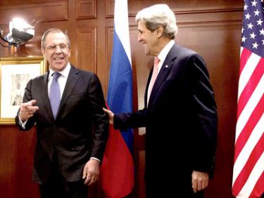 Ngoại trưởng Nga Sergei Lavrov (trái) và Ngoại trưởng Mỹ John Kerry.