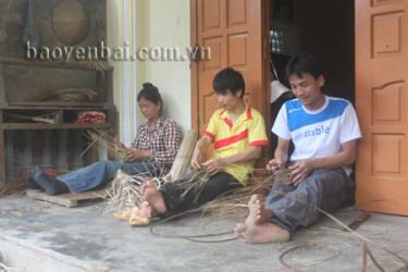Gia đình anh Dương Ngọc Chinh ở thôn Đồng Tâm lúc nào cũng đông người đan rọ.
