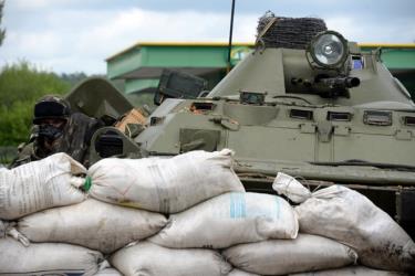 Binh sỹ Ukraine gác tại chốt kiểm soát gần thành phố Slavyansk ngày 5/5.