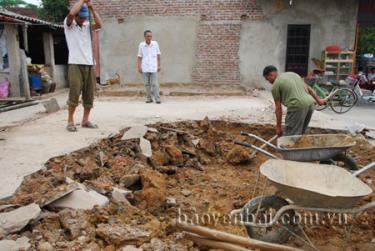 Gia đình ông Đặng Văn Tự thuê người cải tạo nền đất làm nhà trên kho thuốc trừ sâu cũ.