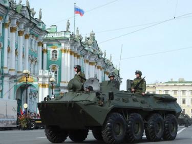 Xe bọc thép của quân đội Nga diễu hành tại buổi tổng duyệt ở St. Petersburg chuẩn bị cho lễ duyệt binh.