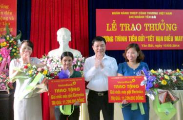 Lãnh đạo VietinBank trao thưởng cho khách hàng đạt giải Nhất


