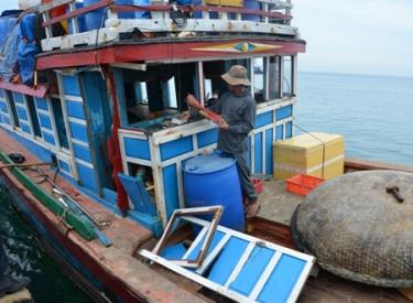 Tàu cá QNg 96416-TS tan hoang sau khi bị tàu Trung Quốc đâm tại vùng biển Hoàng Sa.