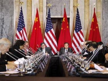 Bộ trưởng Tài chính Mỹ Jacob Lew (trái) cùng Phó thủ tướng Trung Quốc Uông Dương dự Diễn đàn Kinh tế và Chiến lược Mỹ - Trung ở Washington hồi năm 2013.